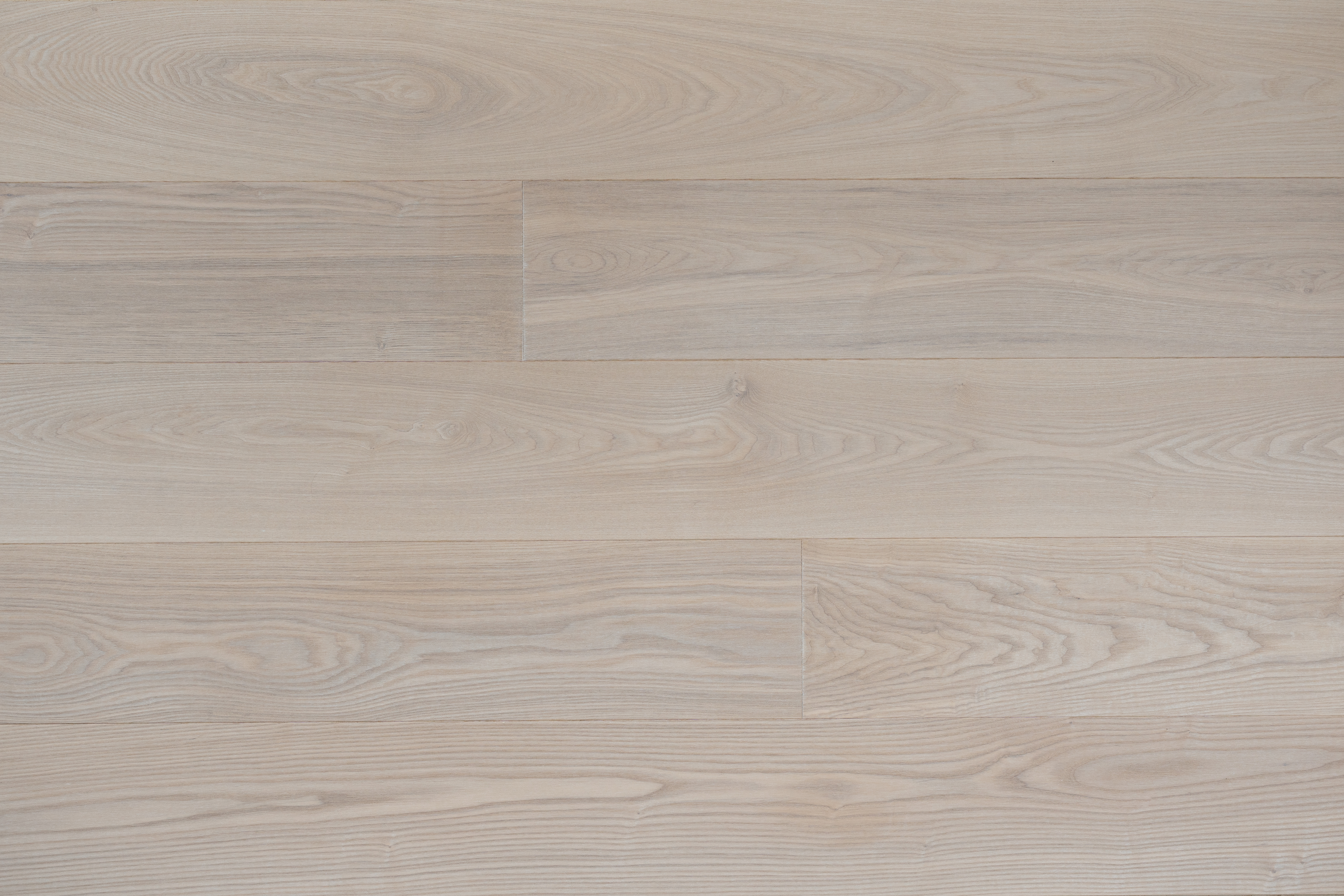 Паркетная доска AmberWood/Амбер Вуд Классика Ясень Белая ночь Стандарт лак 1860х189х14 мм (2,812 м2/упак)